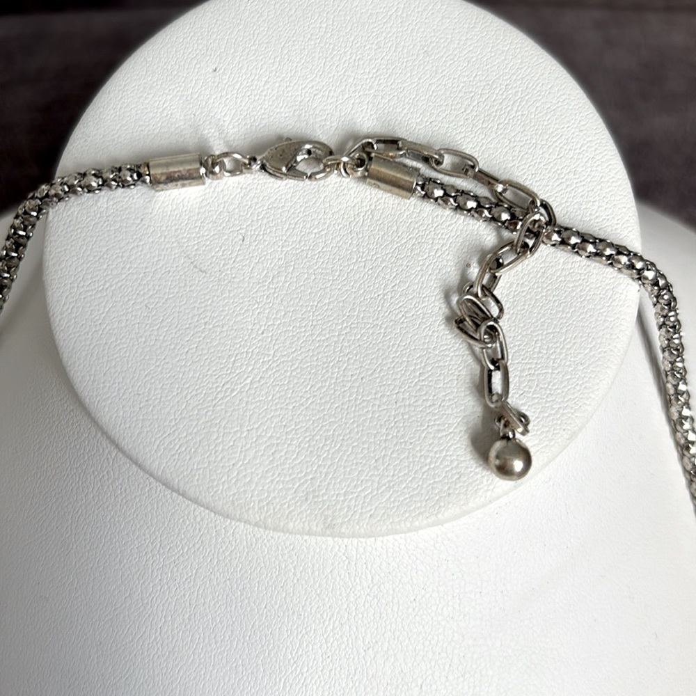 Elegant Silver Tone Geometric Pendant Necklace - Picture 3 of 4
